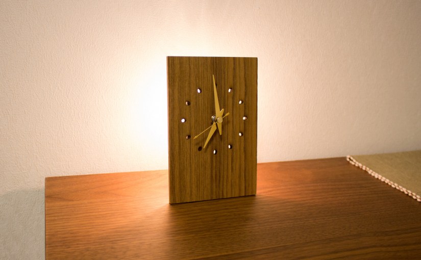 A Simple Clock with a Back&nbsp;Lightbulb